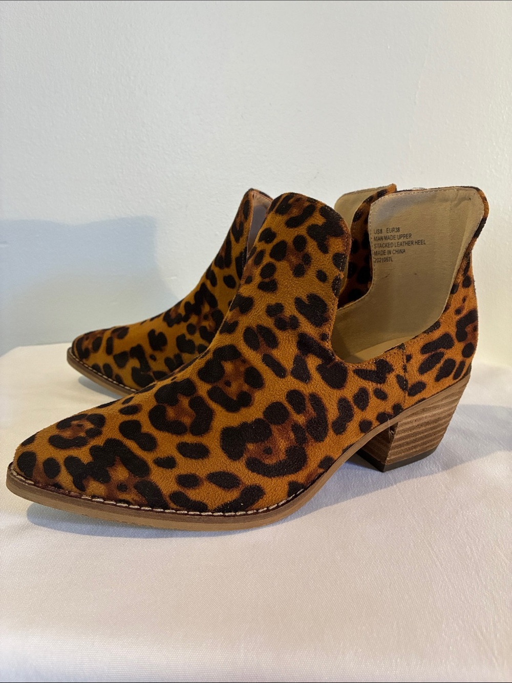 A Rider Girl leopard cheetah animal print ankle boots block heel size 8 booties
